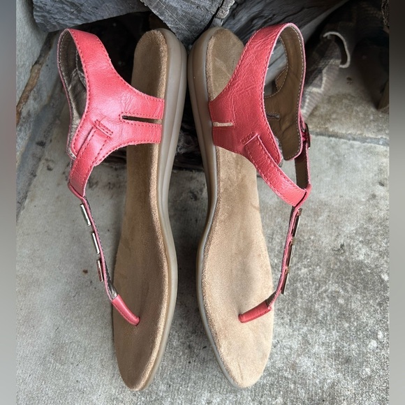 AEROSOLES Orange Sandals with T-Strap Design & gold square accents Sz-7.5.   N - Picture 2 of 9